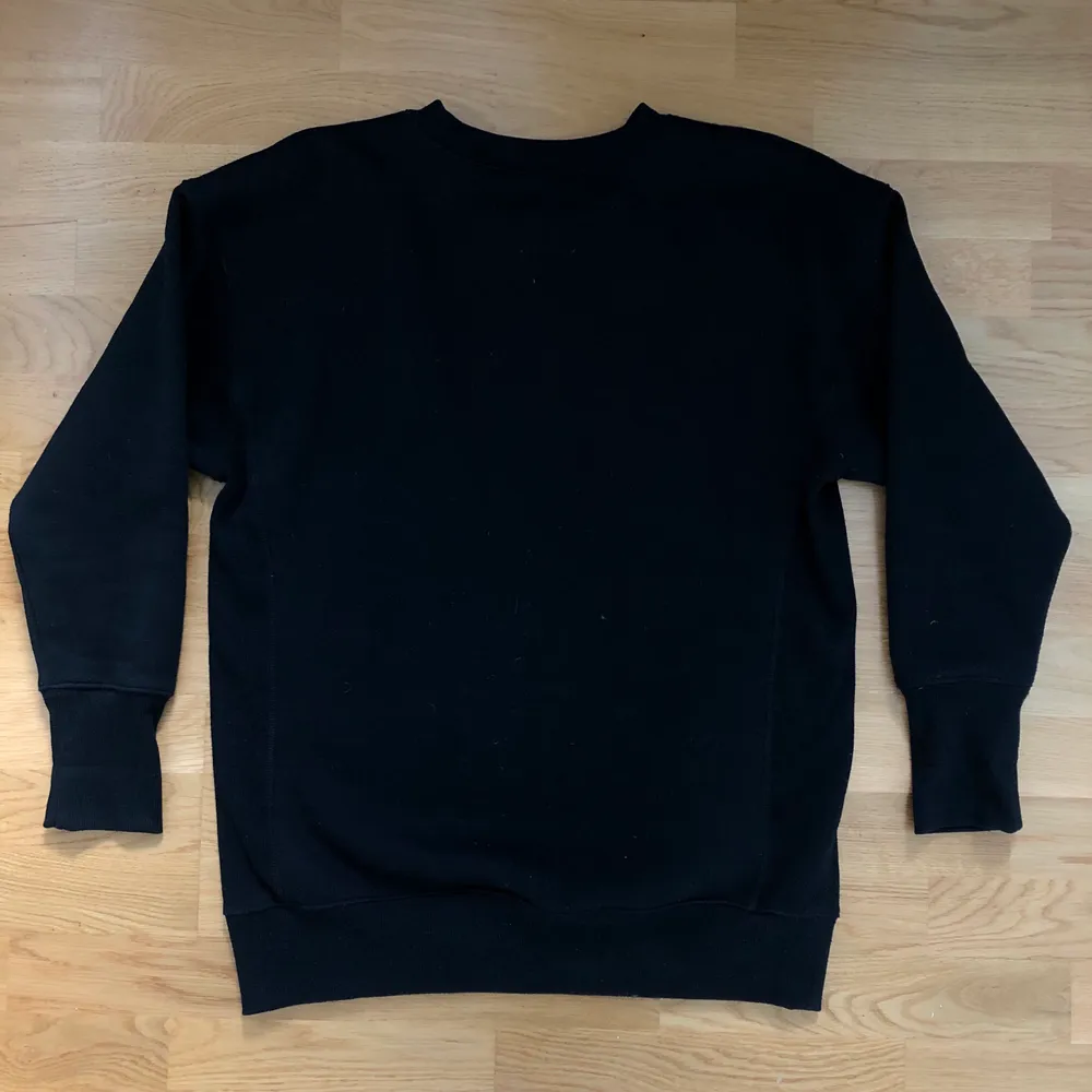 En svart oversized sweatshirt köpt från Bikbok förra året bara använd ett par gånger nästan i nyskick. Nypris ca 300 kr. Kan hämtas i Umeå eller skickas, köpare står för frakten isåfall.. Tröjor & Koftor.