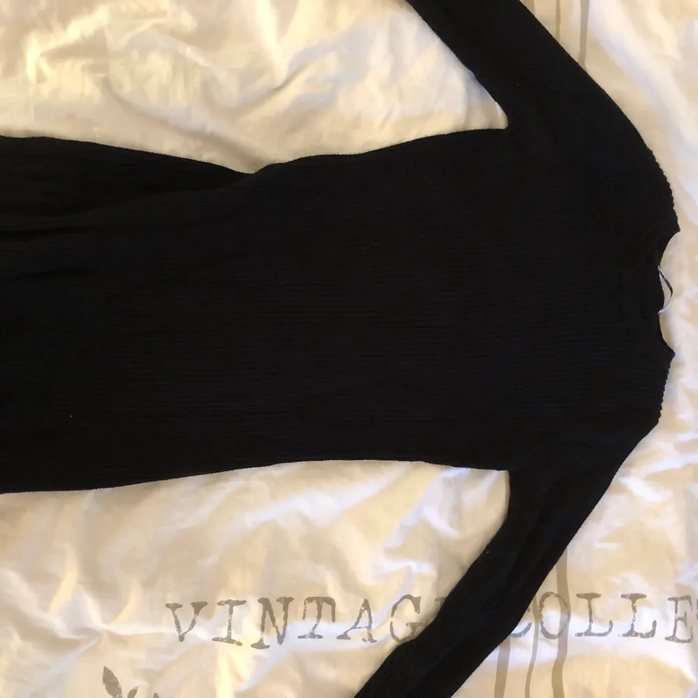 Längärmad svart klänning från ginatricot, väldigt stretchig, varmare material. Klänningar.