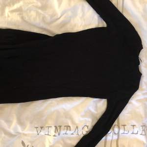 Längärmad svart klänning från ginatricot, väldigt stretchig, varmare material