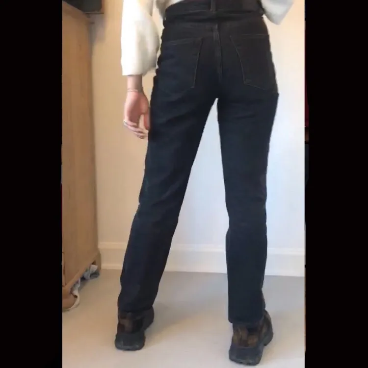 Svarta högmidjade jeans med knappgylf❤️                 Jag kan mötas upp (finns på Södermalm) eller frakta (köparen står för fraktkostnad). Jeans & Byxor.