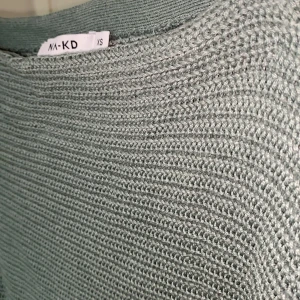 Fin grön stockad tröja - En stickad tröja från NA-KD! Bra skick 