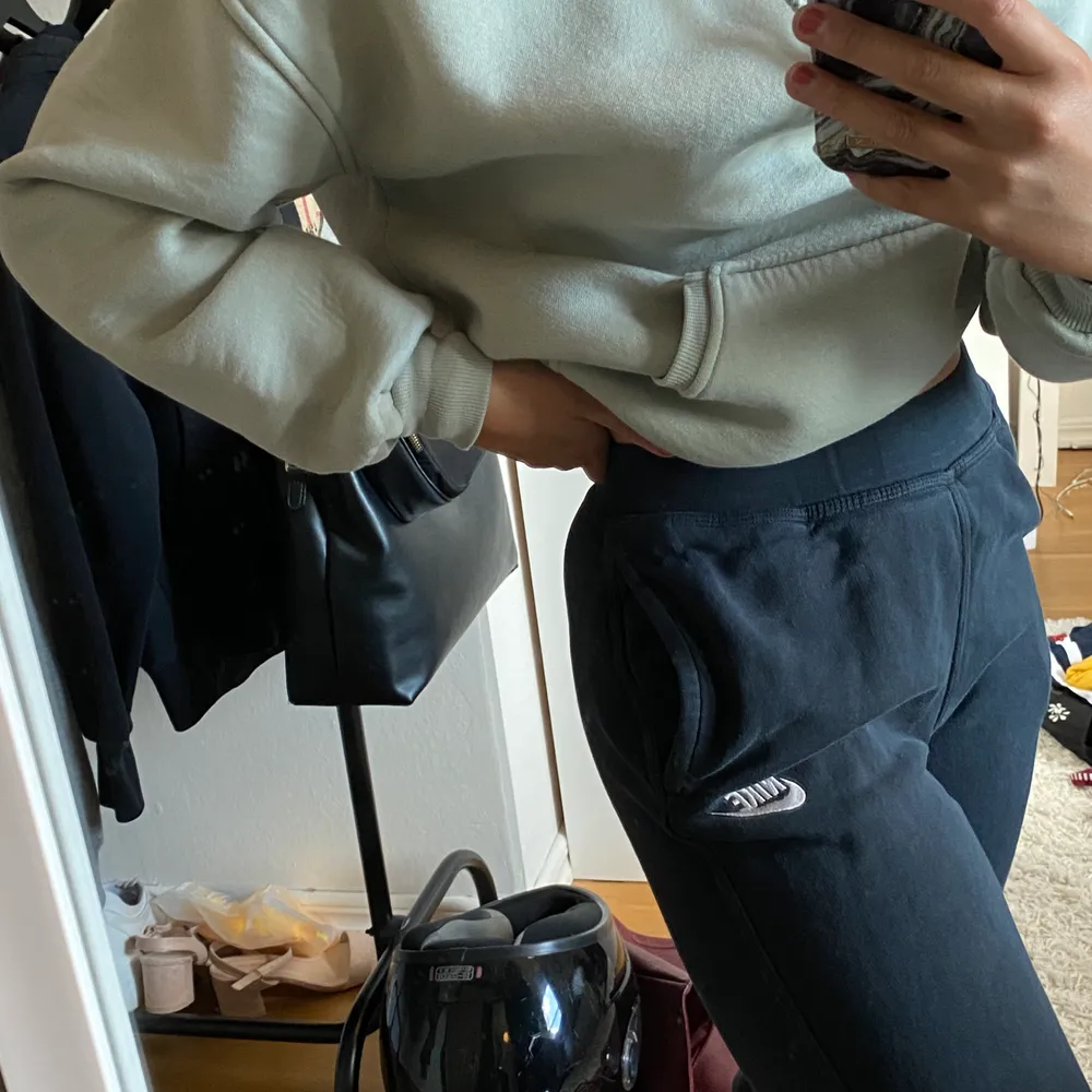 Ett par mörkblå/svarta mjukisbyxor från nike som inte används av mig längre. Passar mig med strl S, Supersköna :) eventuell frakt tillkommer 🥰. Jeans & Byxor.