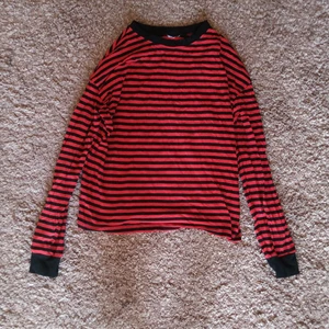 Randig tröja - Svsrt-rödrandig tröja. Gott skick.