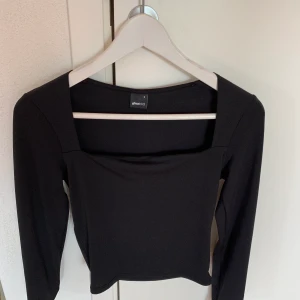 Storlek S - Snygg lite festligare topp från Ginatricot! Använd en gång och sitter väldigt bra i storleken! (Storlek S) men det är stretch så man kan även ha den som storlek M! 💞 Det är fyrkantig V-ringning.🤪