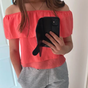 Rosa off shoulder topp - 🛍Rosa off shoulder topp. Köpt i Spanien och knappt använd. Frakt tillkommer💖Skriv gärna om du har någon fråga!