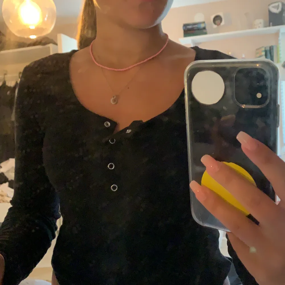 Fin svart tröja med knappar, knappt använd. Neuletakit & Villapaidat.