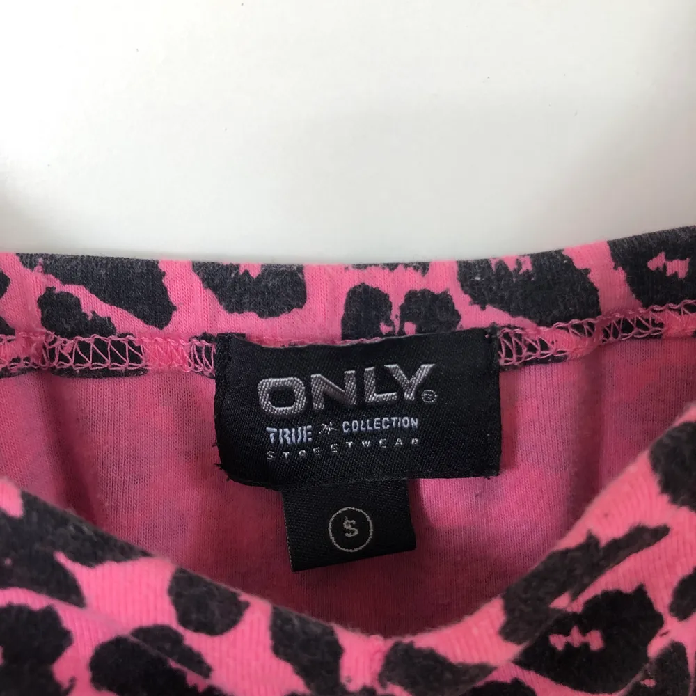 hot pink mini-dress med leopardmönster från ONLY. axelremmarna är svarta med varsin dragkedja. (säljer för är för liten för mig, strl M). Klänningar.