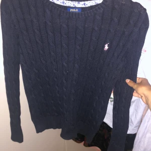 Polo ralph floren mrökblå tröja  - Polo Ralph floren tröja i mörkblå färg med rosa märke. 