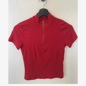 Red hollister t-shirt - Used couple of times but mostly has been lying on the bottom of my wardrobe. Still in good condition. Size S but is quite stretchy fabric but also slim fit!