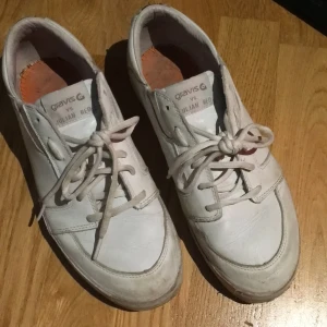Gravis x JULIAN RED  skor - nya snören, saknar innersulor, storlek 42 man, kan tvättas innan köp (bild från fler håll kan visas)