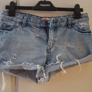  - Ett par slita shorts. Sitter hur bra som helst på.