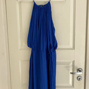 Blå klänning - Blå klänning med snöre i midjan.