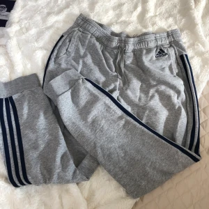 Addidas mjukis byxor 🥰 - Snygga addidas mjukis funkar alltid!! De är i strl L men passar en M också, lite korta på mig dock (är 173)😝 DM för fler bilder! Ny pris 479kr