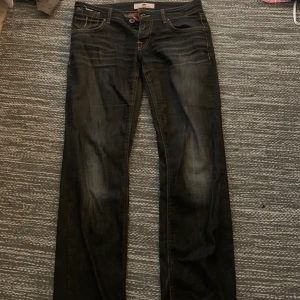Bootcut/straightleg jeans! - As feta lågmidjade bootcut/straightleg jeans me dragkedjsdetaljer 😍står storlek 31 men de passar mig me 27 i midjan😘