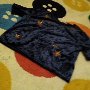 En svart fin sammet t-shirt med stjärnor - hej om man vill köpa en har man inte har Swish och för jag har inte det heller så kan man och man bor i nära Tyresö så kan man komma till Tyresö om maten vi till centrum någon gång eller någonting där någonstans ring Olle så så kan man köpa den en av mig och ge mig kontanter Jag har inte Swish det var bara det jag ville säga