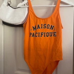 Body - Orange body☀️ Frakt tillkommer, 63kr, spårbar. Jag har köp 3 betala för 2 på allt jag säljer🌻