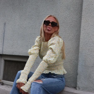 Blus  - Blus endast använd på bilden. Frakt 63kr