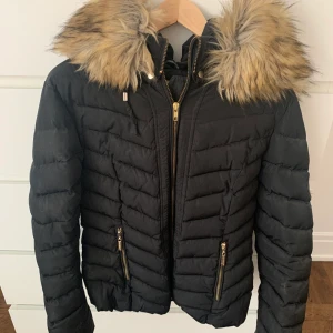 Roco Baroco Vinterjacka  - Svart vinterjacka med luva från Roco Baroco i storlek M. Inköpt på butiken salt, originalpris 1800kr. Använd en vinter men bra skick. Finns tillhörande skärp. (Inte äkta päls! Även avtagbar! ) .Möts upp i Stockholm eller så står köpare för frakt. Pris går att diskutera. 