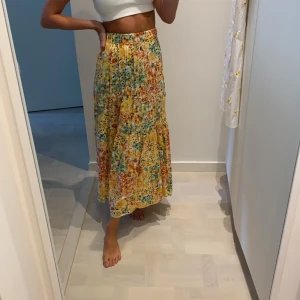 Kjol - Kjol strl 32 aldrig använder. Passar dock xs också. Frakt 63kr tillkommer 