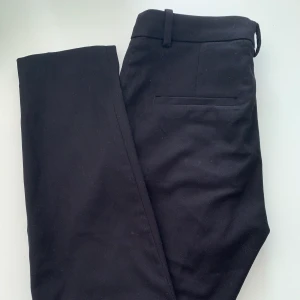 Svarta Kostymbyxor  - Kostymbyxor i storlek 34! Använda en gång. Frakt tillkommer om man inte kan mötas i Stockholm 😇