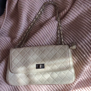 Vit axelväska - En fräsch axelväska som inte kommer till användning, köpare står för frakt💕 pris kan diskuteras 