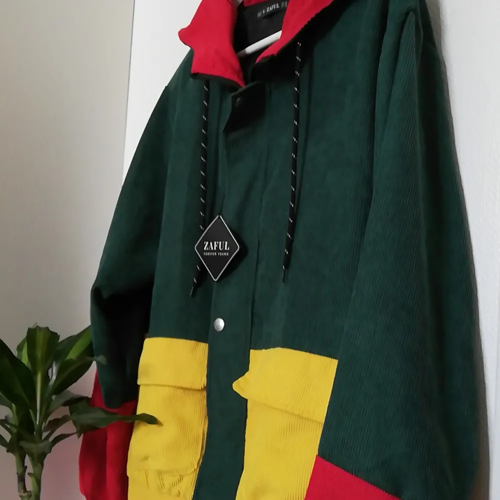 Tunnare jacka i grön, gul och röd. Manchester textil. Lite oversize. Två framfickor. Ej använd. . Jackor.
