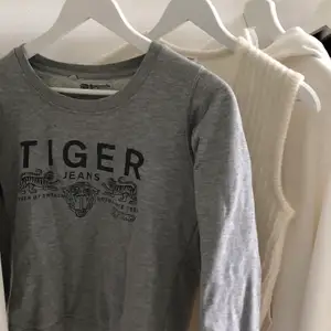 Superfin grå tröja från Tiger of Sweden! Möts upp i Stockholm eller fraktar, då köparen står för frakt! 💖