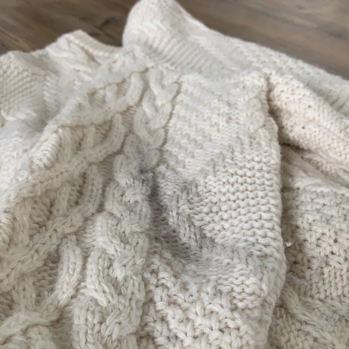 Stickad, vit tröja  - 91