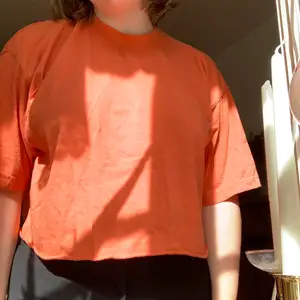 Orange avklippt t-shirt storlek L. Fri frakt!