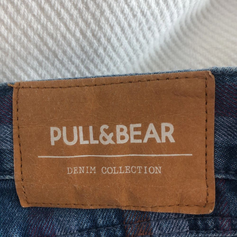 Jättefina jeans med färgglada ränder på. Köpta på second hand och har aldrig använts. Är ursprungligen från pull&bear.. Jeans & Byxor.