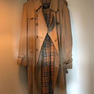Second hand burberry man - Säljer en second hand burberry jacka för män. Storlek står ej men skulle uppskatta L-XL. Köpte till mig själv men iom storlek ej stod så visste jag inte att den skulle vara såhär stor. Inköpspris ca 2000kr.