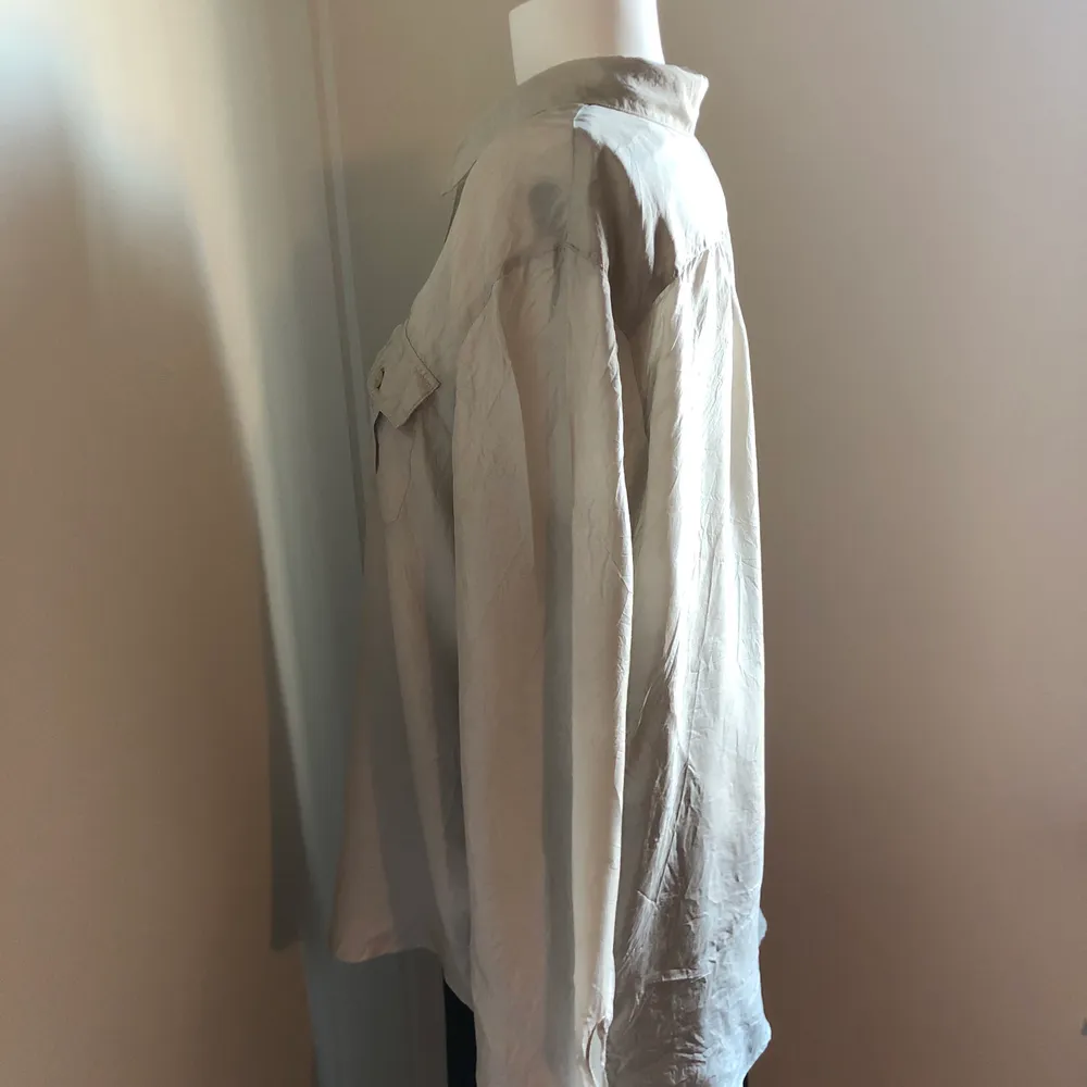 Skjorta i silke från Wera i storlek 42. Passar 36-42. Sparsamt använd. . Skjortor.