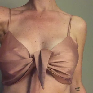 Topp från Oysho - Knytbar topp från Oysho. Storlek S (men flexibel då du knyter själv). Pris ex frakt 🌸