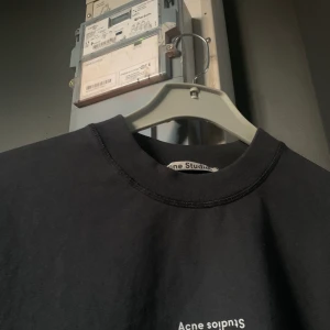 Acne T-Shirt - Äkta. Lite tjockare än din vanliga T-shirt. 