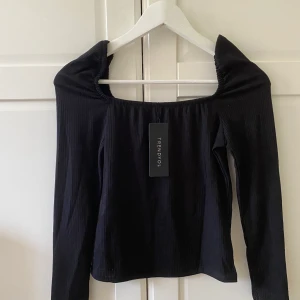 Tröja från Nelly - Aldrig använd. Lapp kvar. Liten i storlek. 