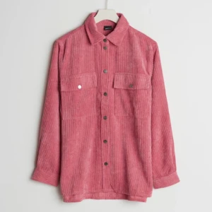 Oanvänd Manchester skjorta/tröja - Prislappen sitter kvar, den kostade 300 men säljer för 150. Hur snygg och trendig som helst. Färgen på första bilden är från Ginas hemsida men stämmer inte riktigt in på hur den var i verkligheten. Bild nummer 2 visar färgen bättre. Strl M 