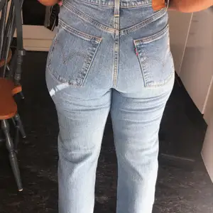Säljer mina nyinköpta Levis jeans modell (ribcase straight ankle) då jag inte trivdes i dem. De är endast provade annars helt oanvända.                              (Köpta för 1249 kr) köparen står för frakt!