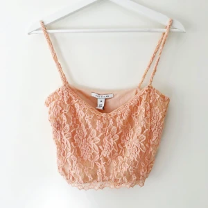 Croppad topp - Väldigt fin croppad topp från Nelly! Storlek XS. Frakt på 22kr tillkommer 📦