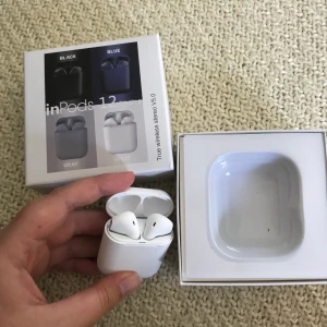 Fale AirPods  - Ett par helt nya och oanvända fake AirPods. Allt medföljer (ask, laddningskabel, instruktioner). Helt nya, har ej provat dem själv. Säljes pga jag redan har ett par andra 💙 Frakt ligger på 22kr annars spårbart med 49kr 😘 Köpte dem för runt 250kr. 