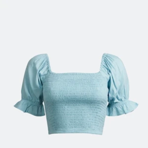 Bikbok smocked blouse - Croppad topp med puffärmar. Toppen är helt oanvänd och är i storlek xs, men fungerar även bra på s! Nypris ligger på 249:- men säljer för 100:- (+ frakt om nödvändigt) 