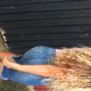 Blå jeanskjol  - Jeanskjol i en ljusare blå nyans. I superbra skick💞 Sitter fint över kroppen och går till lite över knäna på mig som är 167cm. Inköpt på Only. 