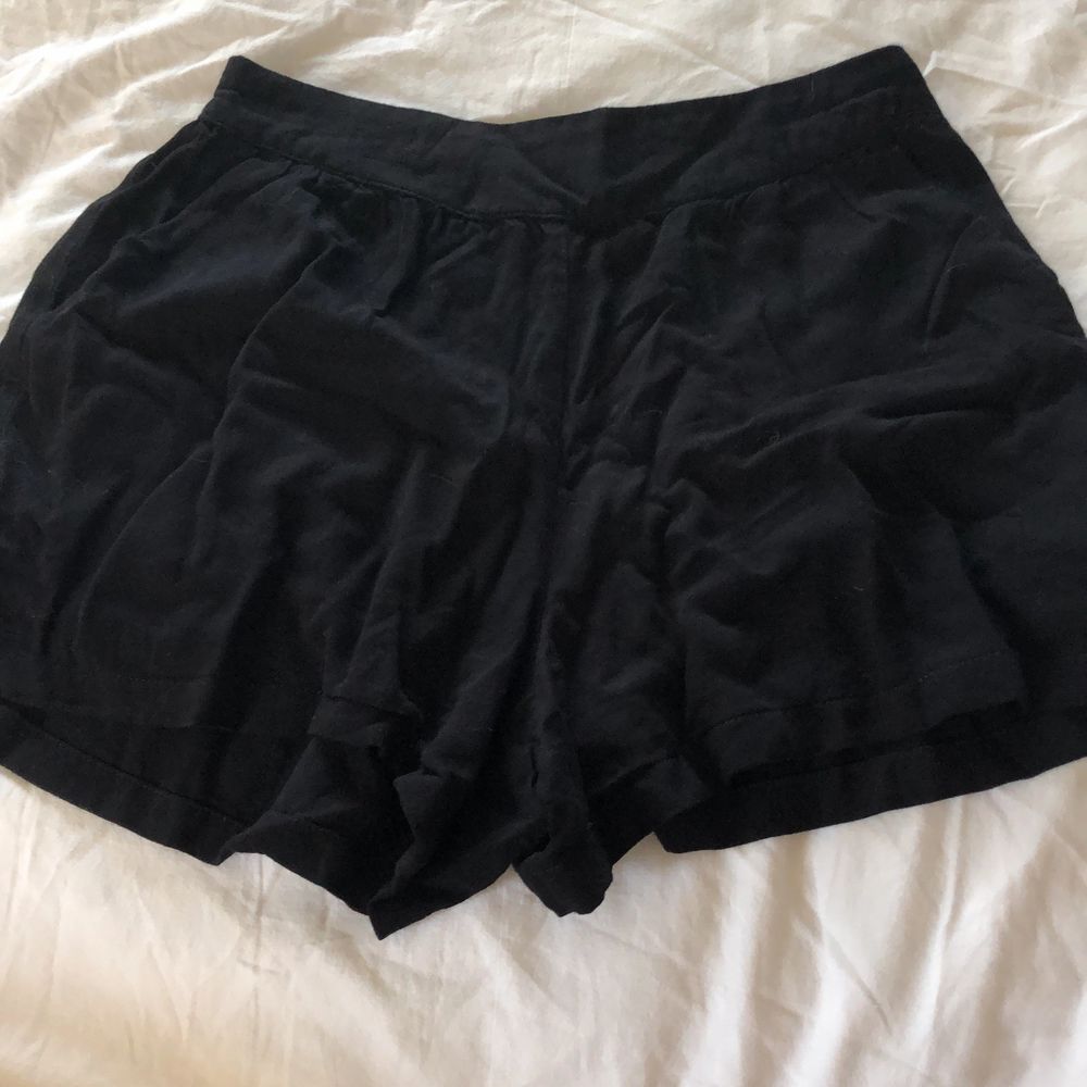 Ett par svarta shorts i storlek S... ⚡️  Kolla gärna in resten i min profil 🌎 Pris går att diskuteras!  Köpare står för frakt  📦 (44kr) totalt- 74 kr . Shorts.