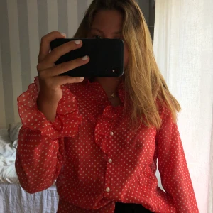 Röd och Vitprickig blus - Supergullig blus med prickigt mönster köpt second hand. Passar en xsmall/ small🌸❗️❕