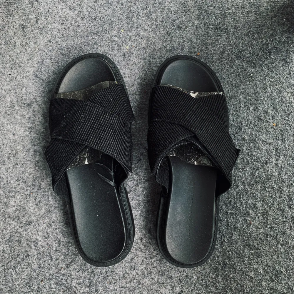 Svarta sandaler från ZARA stl 39. Kan skickas (frakt tillkommer) 🌸. Skor.