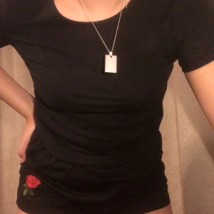 Svart t-shirt - En svart t-shirt från h&m i storlek 158-164...⚡️  Kolla gärna in resten i min profil 🌎 Pris går att diskuteras!  Köpare står för frakt  📦 (22kr) totalt- 52 kr  