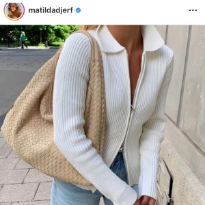 Vit tröja - Vit långärmad tröja från Kasa Studios, köpt för 899kr och helt slutsåld i alla storlekar förutom L. Oanvänd då jag råkade köpa hem två stycken!!💕💞💓 