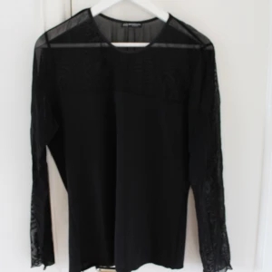 Svart topp - Svart topp med transparant tyg vid axlar och rygg. Köparen står för frakt 🤍