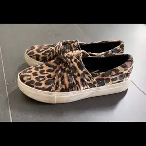 Ett par leopard skor i fint skick, säljer pga att det inte kommer till användning längre💕💕