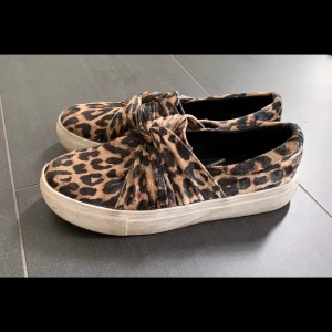 Skor - Ett par leopard skor i fint skick, säljer pga att det inte kommer till användning längre💕💕