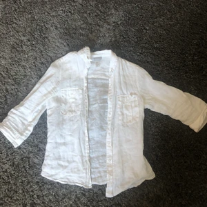 Vit skjorta - Vit skjorta i stl 34 inga skador osv bara lite skrynklig snyggt att ha under en annan tröja. Köparen står för frakten